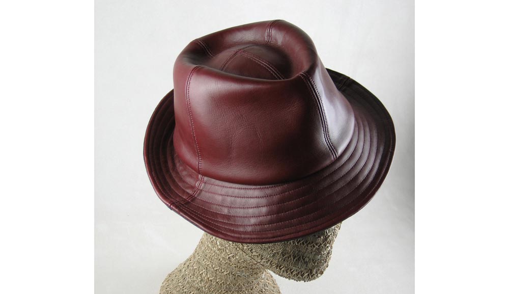 Photo d'un chapeau en cuir réalisé par Brigitte Paillet