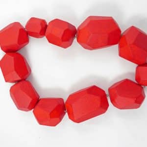 Collier de grands polyèdres rouges