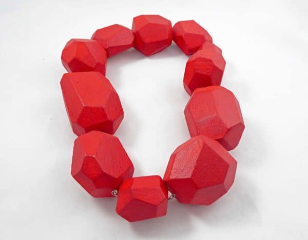 Collier de grands polyèdres rouges
