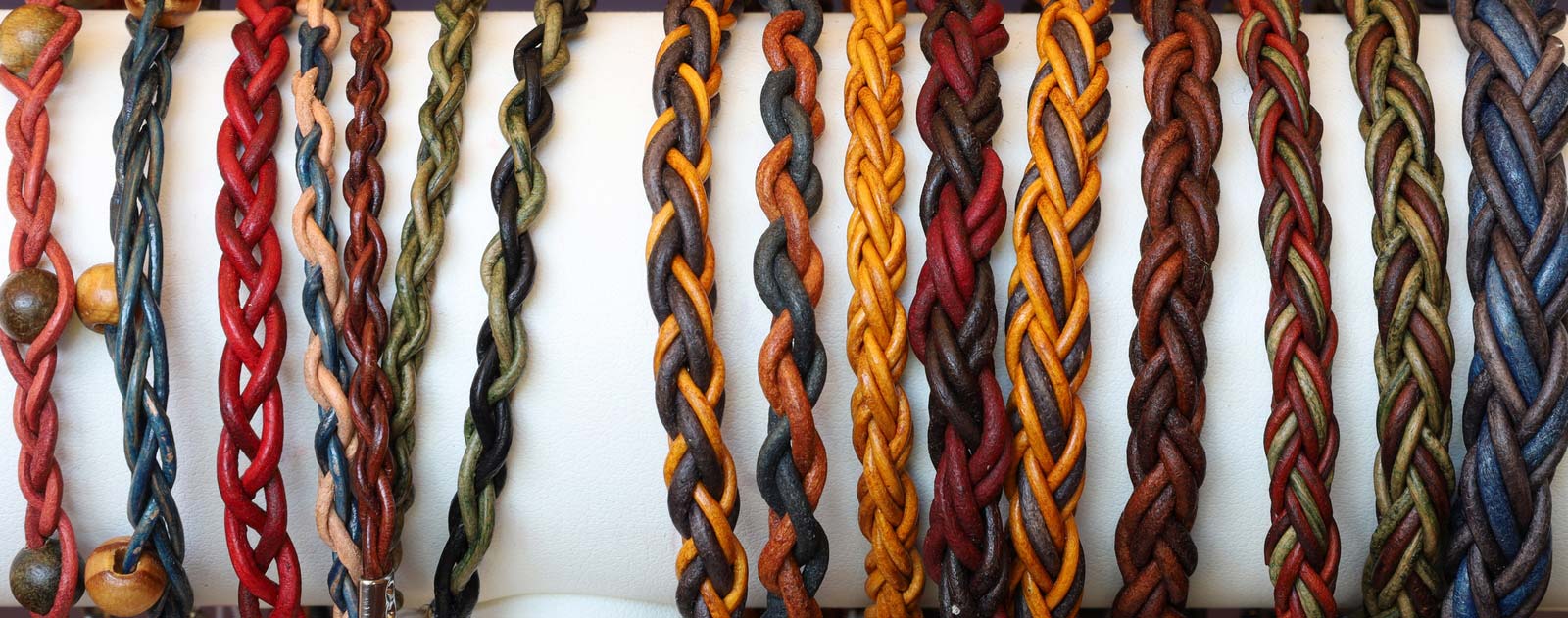 bracelets en cuir - atelier L'âge du cuir bracelets en cuir - atelier L'âge du cuir